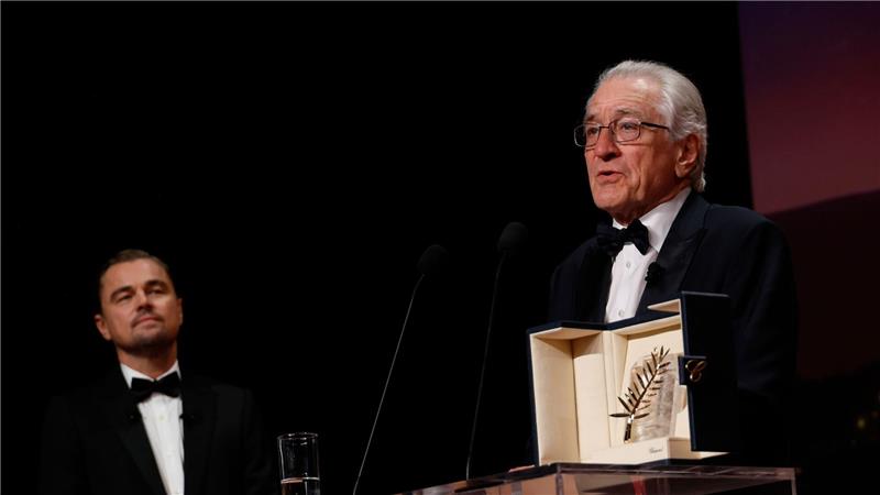 Schluss mit Schweigen – Robert De Niro teilt gegen Trump aus Leonardo DiCaprio (l) verfolgt die Rede von Robert De Niro im Festivalpalast.