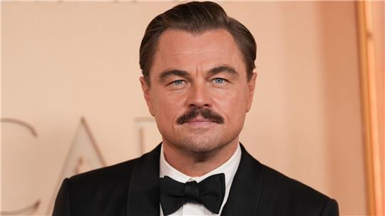 Leonardo DiCaprio mit Schnauzer bei den Oscars 2026 - das sorgte für Gesprächsstoff. (Archivbild)