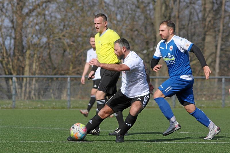 Leonardo Mangano von der Zweiten des Goslarer SC 08 (r.) versucht, Jerome Wegener vom SV Hahndorf zu stören.  Foto: Gietemann