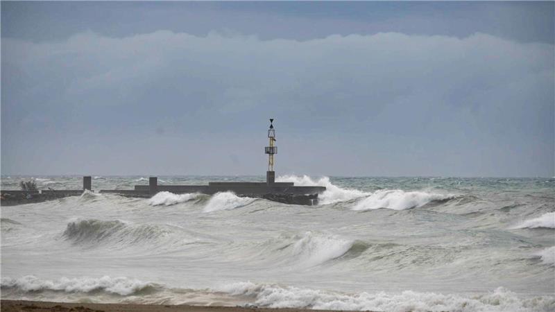 „Leonardo“ könnte viel Regen und hohe Wellen an den Küsten Spaniens und Portugals bringen. (Archiv-Bild)