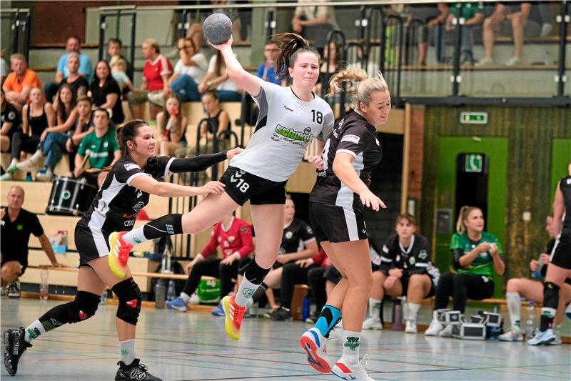 LiSa-Luchse starten furios in die Saison Leoni Reske setzt sich für die HSG Liebenburg-Salzgitter durch. Viermal ist sie beim deutlichen Sieg gegen den VfL Wolfsburg II beim Torwurf erfolgreich. Foto: Drechsler