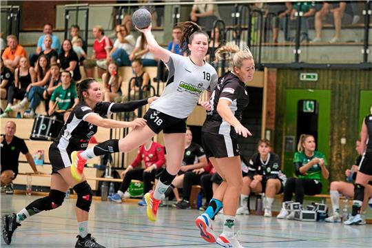 Leoni Reske setzt sich für die HSG Liebenburg-Salzgitter durch. Viermal ist sie beim deutlichen Sieg gegen den VfL Wolfsburg II beim Torwurf erfolgreich. Foto: Drechsler