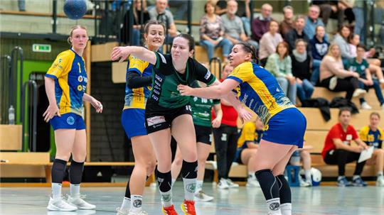Leoni Reske setzt sich gegen die Abwehrreihe der SG VfL Wittingen/Stöcken durch. Gleich neun LiSa-Spielerinnen tragen sich mehrfach in die Liste der Torschützinnen ein. 