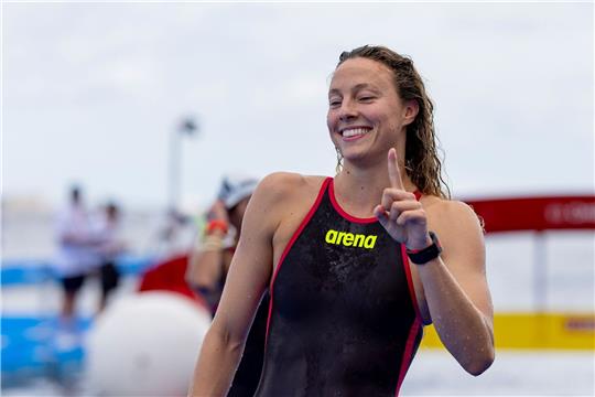 Leonie Beck aus Deutschland hat bei der Schwimm-WM in Japan ihre zweite Goldmedaille im Freiwasserschwimmen gewonnen