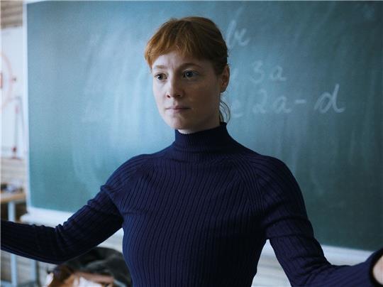 Leonie Benesch in einer Szene des Films "Das Lehrerzimmer". Der Film ist siebenmal für den Deutschen Filmpreis nominiert.