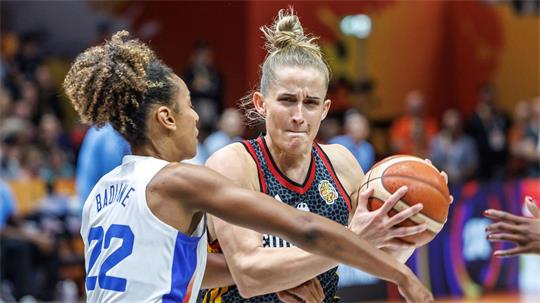 Leonie Fiebich beim Zug zum Korb.