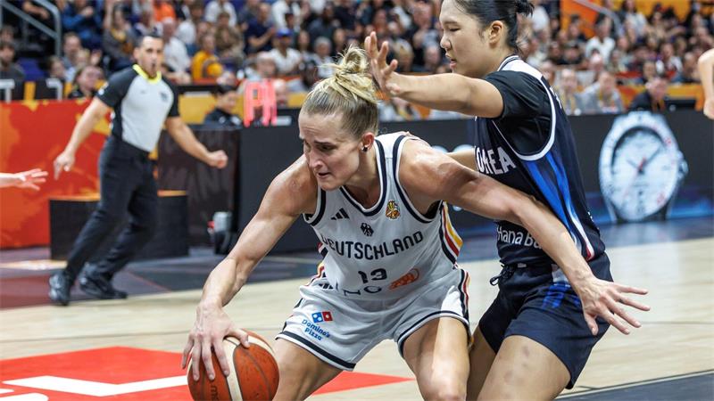 „Ein wenig Gänsehaut“: Nowitzki bejubelt Basketballerinnen Leonie Fiebich führte das deutsche Team mit ihrer Präsenz wieder an.