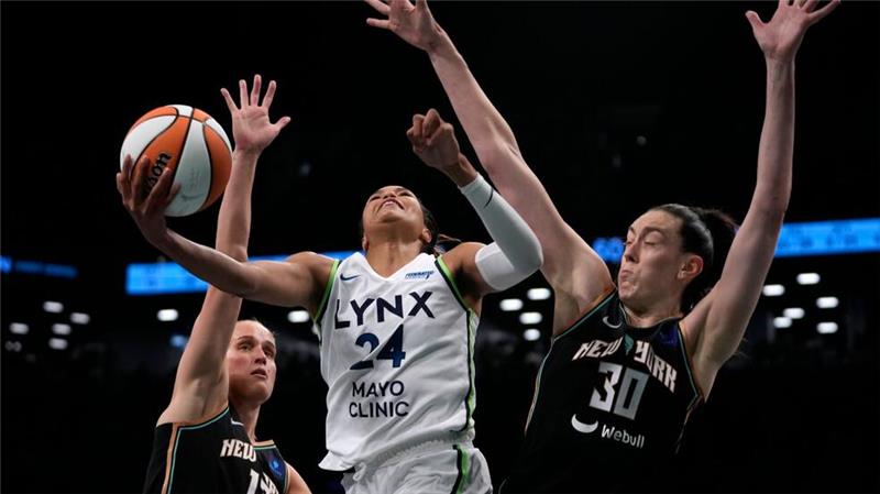 Fiebich und Sabally verlieren erstes Finalspiel der WNBA Leonie Fiebich (li.) hat mit den New York Liberty im ersten Spiel der WNBA-Finals gegen die Minnesota Lynx verloren.