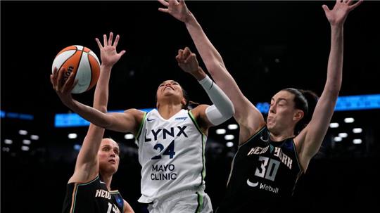 Leonie Fiebich (li.) hat mit den New York Liberty im ersten Spiel der WNBA-Finals gegen die Minnesota Lynx verloren.