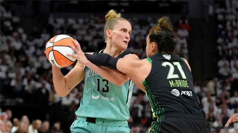 Fiebich und Sabally einen Sieg von Titel entfernt Leonie Fiebich spielt in den WNBA-Finals eine ganz starke Rolle für die New York Liberty.
