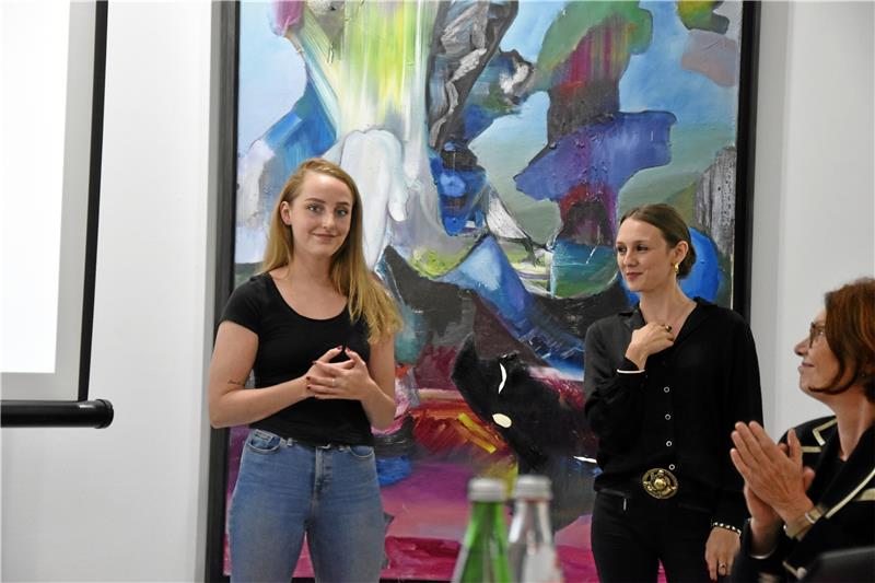 Leonie Landfeld (links) und Mira Rotermund bringen das Mönchehaus auf Instagram groß raus. Museums-Chefin Bettina Ruhrberg applaudiert. Foto: Hartmann