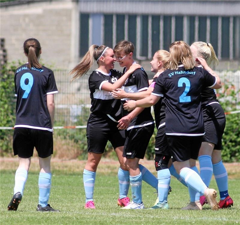 Leonie Pages sorgt für späten Hahndorfer Jubel Leonie Pages (3.v.li.) nimmt die Glückwünsche für ihr erstes Tor entgegen. In der Nachspielzeit trifft sie erneut und entscheidet damit das Spiel zugunsten der Hahndorferinnen. Foto: Gietemann