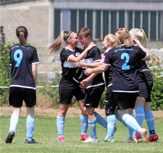 Leonie Pages (3.v.li.) nimmt die Glückwünsche für ihr erstes Tor entgegen. In der Nachspielzeit trifft sie erneut und entscheidet damit das Spiel zugunsten der Hahndorferinnen. Foto: Gietemann