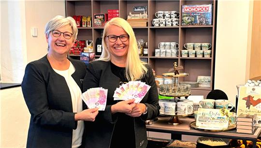 Leonie Piltz-Kirchner (l.) und Alexandra Klotz präsentieren die 0-Euro-Scheine.
