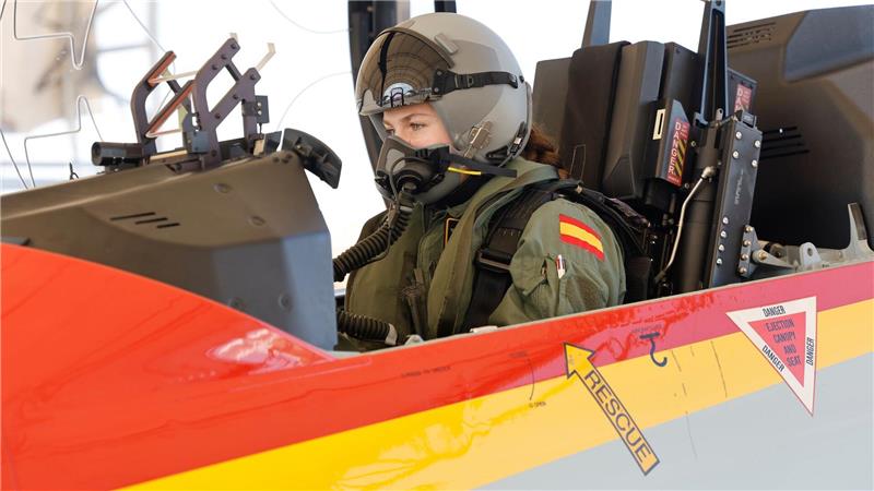 Prinzessinnen im Tarnanzug: Die jungen Royals und die Armee Leonor gilt als verträumt und schüchtern, aber auch als besonnen und gut organisiert. Hier absolviert sie ihren ersten Soloflug. (Archivbild)