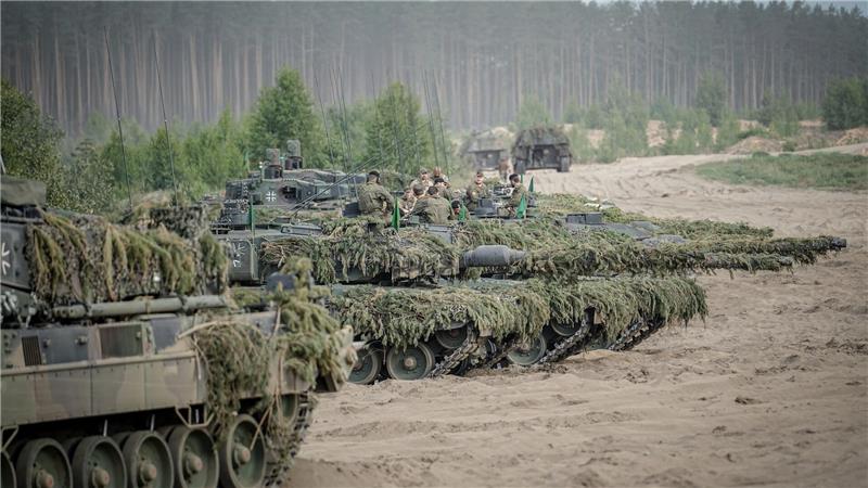 Leopard-2-Panzer der Bundeswehr bei einer Übung - die deutschen Streitkräfte sollen in den kommenden Jahren besser bewaffnet werden. (Archivbild)