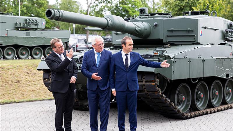 Rheinmetall-Chef wirbt für mehr Tempo beim Panzerprojekt Leopard im Rücken, Zukunft im Blick: Pistorius (v. l.), Papperger und Lecornu bei Rheinmetall in Unterlüß.