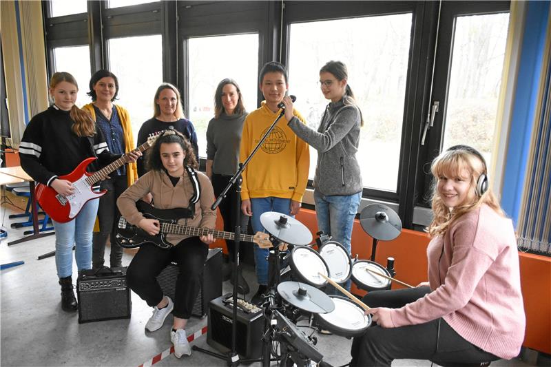 Dank Spende: Mehr Rock und Pop am CvD-Gymnasium Lernende und Lehrende wollen nicht nur zeigen, was sie können, sondern auch, was sie jetzt haben: Dank einer großzügigen Spende konnte die Schule elektronische Instrumente anschaffen, die einen praxisorientierten Unterricht auch im Bereich der Popularmusik möglich machen. Foto: Kempfer