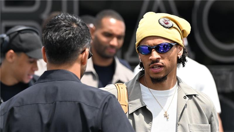 Leroy Sané bei der Ankunft in Kanada. 