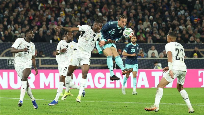 Leroy Sané bereitet das Siegtor mit einer Kopfballvorlage vor.