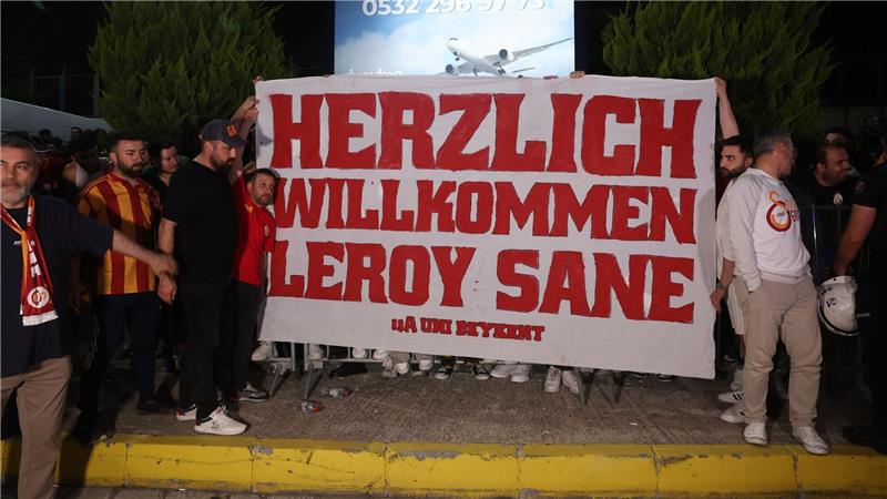 Transfer perfekt: Sané wechselt vom FC Bayern nach Istanbul Leroy Sané ist in Istanbul begeistert empfangen worden.