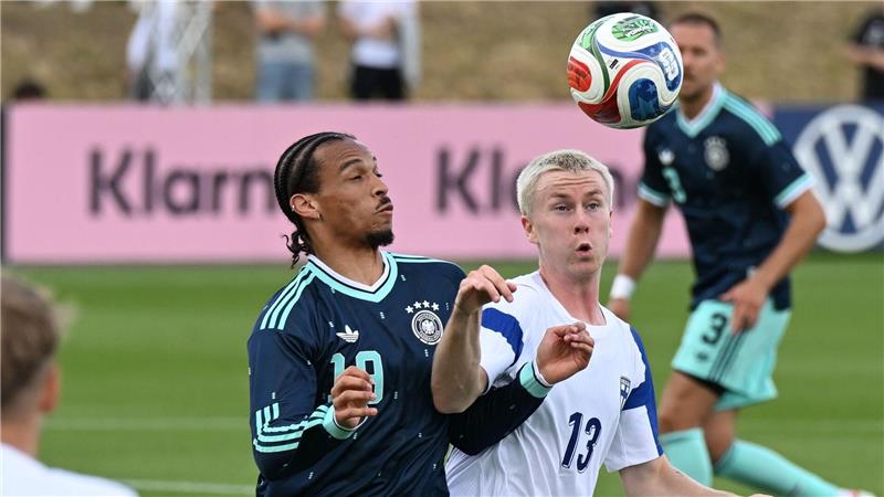 Los geht’s: DFB-Tross hebt mit Neuer-Signal in die USA ab Leroy Sané (l) ist zum Herausforderer von Youngster Lennart Karl geworden.