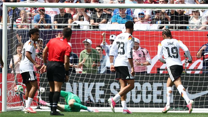 Der WM-Kontrast: Weinender Karl und Sané in der Jubeltraube Leroy Sané (r) bei seinem Siegtor mit dem starken linken Fuß.