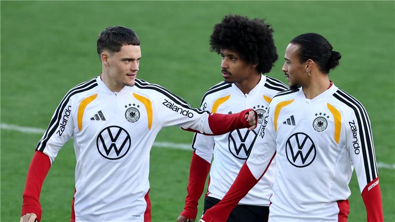 Leroy Sané (r) spielt bei der Nationalmannschaft praktisch auf Bewährung. 