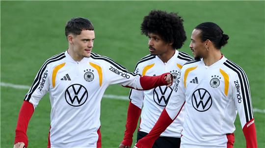 Leroy Sané (r) spielt bei der Nationalmannschaft praktisch auf Bewährung. 