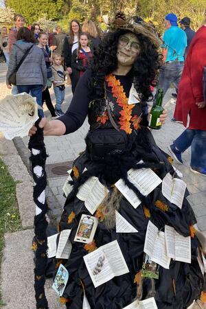 Lese-Hexe: Büchereileiterin Imke Koch ist als Walking Act unterwegs.