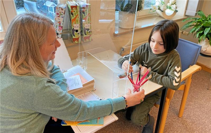 Lesepagin Silvia Melzer gratuliert Mats nach bestandener „Prüfung“: Er hat für die Aktion „Leseprinz“ fünf Bücher gelesen und darf sich Lesekönig nennen. Als Geschenk gibt es einen Bleistift mit Krönchen. Foto: Nachtweyh