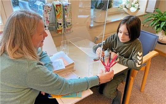 Lesepagin Silvia Melzer gratuliert Mats nach bestandener „Prüfung“: Er hat für die Aktion „Leseprinz“ fünf Bücher gelesen und darf sich Lesekönig nennen. Als Geschenk gibt es einen Bleistift mit Krönchen. Foto: Nachtweyh