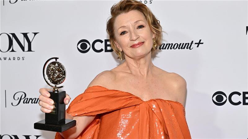 Lesley Manville ging als eine der Favoritinnen ins Rennen - und heimste den Preis als beste Hauptdarstellerin in einem Theaterstück ein. 