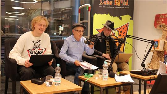 Lesung aus „Der Junge, der die Zeit besiegte": Erik Elias Bolik (von links), Santiago Ziesmer und Martin Bolik in der Buchhandlung Böhnert.