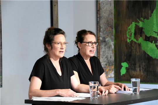 Lesung aus Dostojewskis Roman: Marie-Therese Fontheim (li.) und Magdalene Artelt im Angesicht des Doppelgängers.  Foto: Hartmann