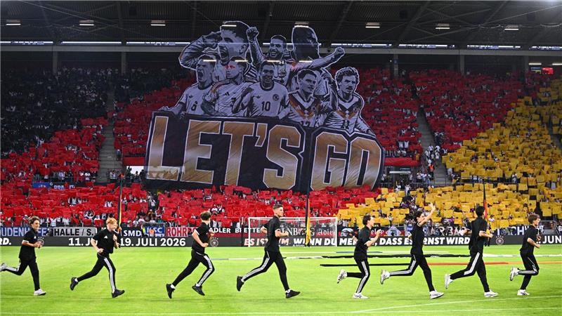 „Let’s go“  heißt es bei einer Choreografie vor Anpfiff des Länderspiels in Mainz.