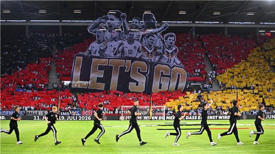„Let’s go“  heißt es bei einer Choreografie vor Anpfiff des Länderspiels in Mainz.