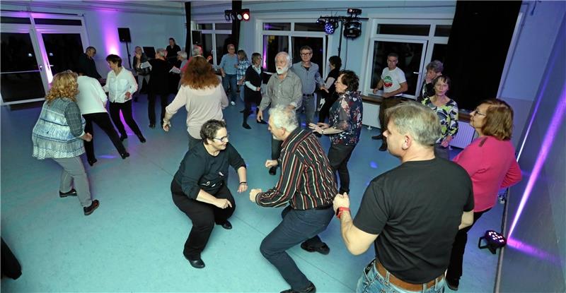 Viel los bei der Ü60-Party im Goslarer Jugendzentrum Let’s rock and roll: Die Tanzfläche ist bei der Ü 60-Party der Seniorenvertretung stets gut gefüllt. Foto: Neuendorf