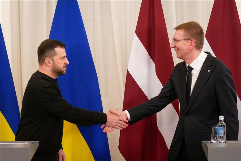 Krieg gegen die Ukraine: So ist die Lage Lettland wird der Ukraine weitere Militärhilfe für den Abwehrkampf gegen Russland leisten. Mit seinem Besuch will Wolodymyr Selenskyj (l), Präsident der Ukraine, Edgars Rinkevics, Präsident von Lettland, für die «kompromisslose Unterstützung der Ukraine» danken.
