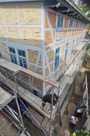 Letzte Arbeiten an der Fassade.