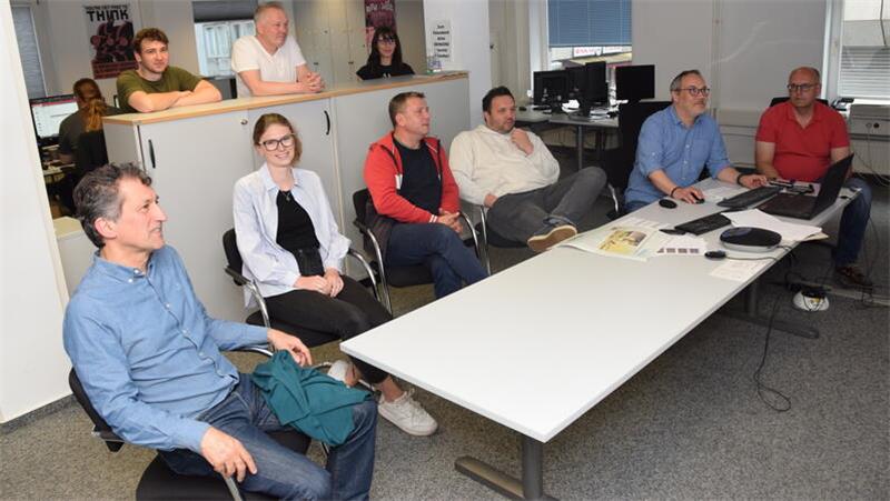 Letzte Besprechung am Donnerstagabend vor dem Wechsel: Die GZ-Redaktion startet heute mit dem neuen Produktionssystem für die Online-Ausgabe und die gedruckte Zeitung.