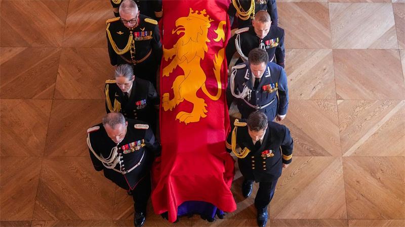 Letzte Ehre: Sarg des norwegischen Königs Harald V. wird in die Schlosskapelle überführt.