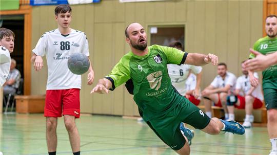 Letzte Flugschau vor der Weihnachtspause: Niklas Ermrich und die HSG Langelsheim/Astfeld wollen mit einem Heimsieg gegen die HSG Oha ihren Platz in der Spitzengruppe der Landesliga festigen.