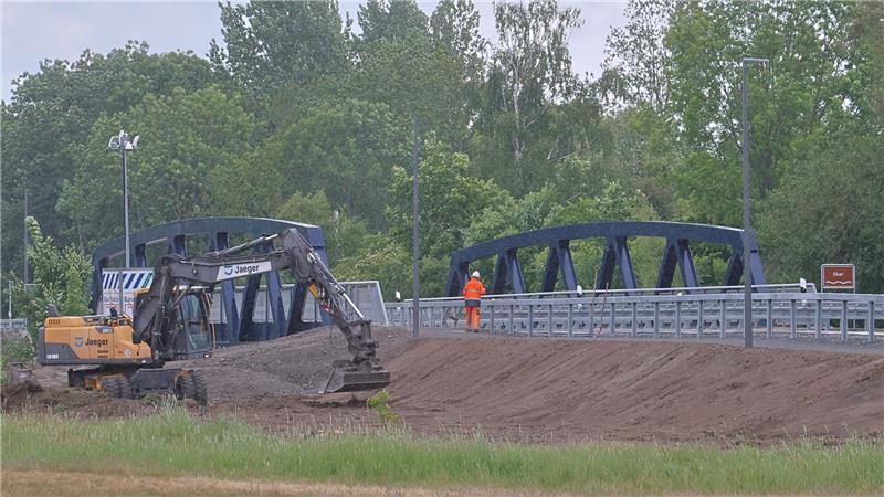 Letzte Handgriffe sind noch nötig, bevor die neue Brücke am Vienenburger Ortseingang eröffnet werden kann.