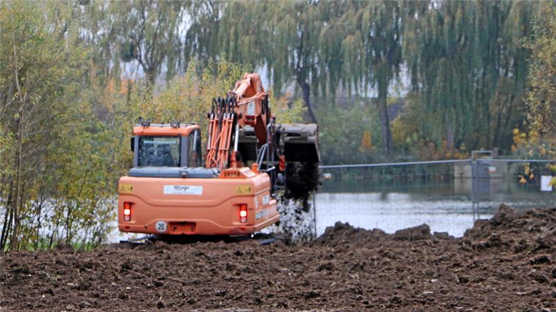Wie eine alte Lutteraner Schlammfläche zum Spielplatz werden soll Letzte Modellierungsarbeiten: Am Mühlenteich begradigt ein Bagger das Gelände.