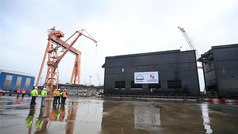 Letzte Montageschritte an den Toren sollen im Freien erfolgen.