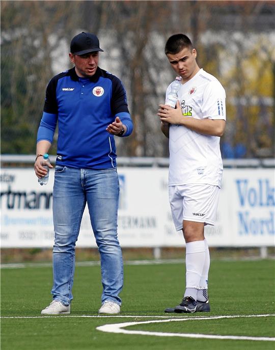 Letzter Auftritt: Björn Vorlop (li.) redet während der Partie am Sonntag in Oker auf Filipe Almeida Menke ein. Am Ende steht eine 1:6-Niederlage, nach der der bisherige Trainer des GSC 08 seinen Rücktritt erklärt. Foto: Epping