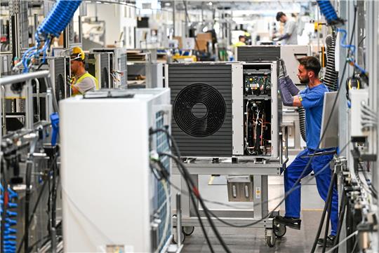 Letzter Check vor der Auslieferung: Immer öfter werden Wärmepumpen in Wohnhäusern verbaut. Sie müssen regelmäßig gewartet werden, damit sie reibungslos laufen. Foto: AFP/Getty Images