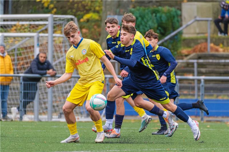 Gebrauchter Tag für Nordharzer Nachwuchs-Kicker Letzter gegen Erster: Entsprechend der Tabellensituation endet das B-Jugend-Spiel in der Fußball-Landesliga zwischen der JSG Goslar und Eintracht Braunschweig II 0:9. Hier eine Szene mit dem Goslarer Hannes Schütze (r.). Foto: Drechsler