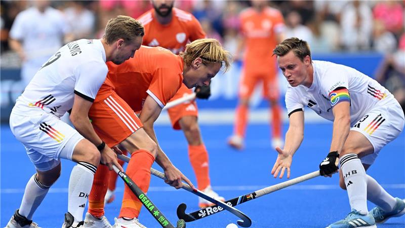 Jubel im Hockey-Park - Neunter EM-Titel für Deutschland Letztes Länderspiel für Kapitän Grambusch, der zum Abschied jubeln durfte (r).